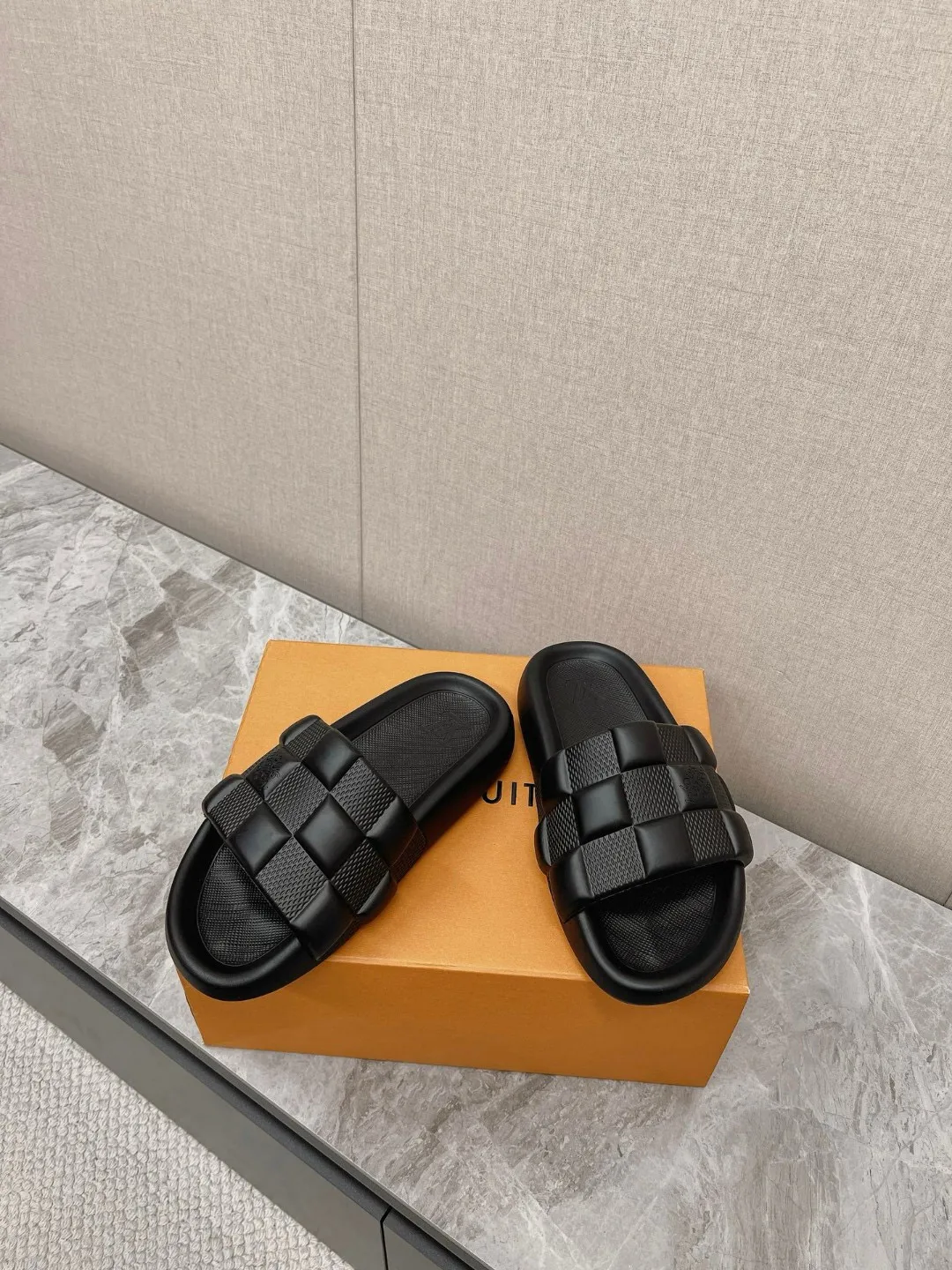 Ex-factory price: 240💰Support returns and exchanges LV/Louis Vuitton ✔️Early spring new model at the counter embossed LOGO couple slippers candy color series! The upper and outsole are made of soft t men's shoes 💰u material base men's shoes 💰u material size: 38-44, customized 45, 46